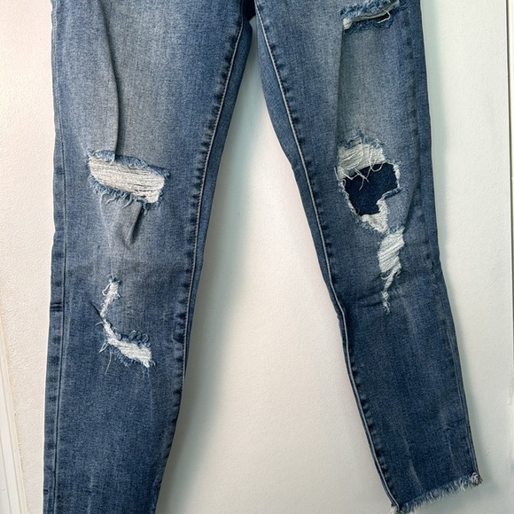 EUC BDG 27W Crop Twig High Rise Medium Wash Distressed Skinny Jeans Size 27 - Picture 2 of 8